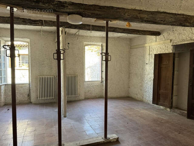 Maison à LA ROQUE-D&#039;ANTHERON