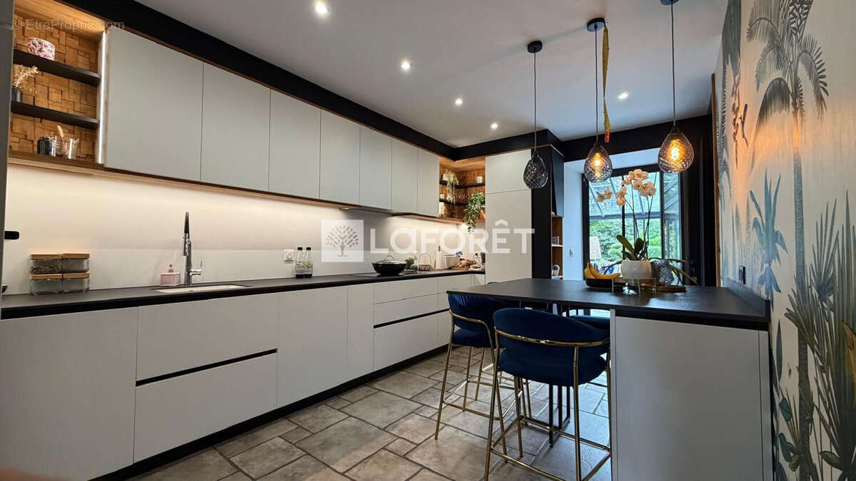 Maison familiale de caractère à Mercury de 175 m² avec dépendances et vaste grange d'environ 200 m - photo 4