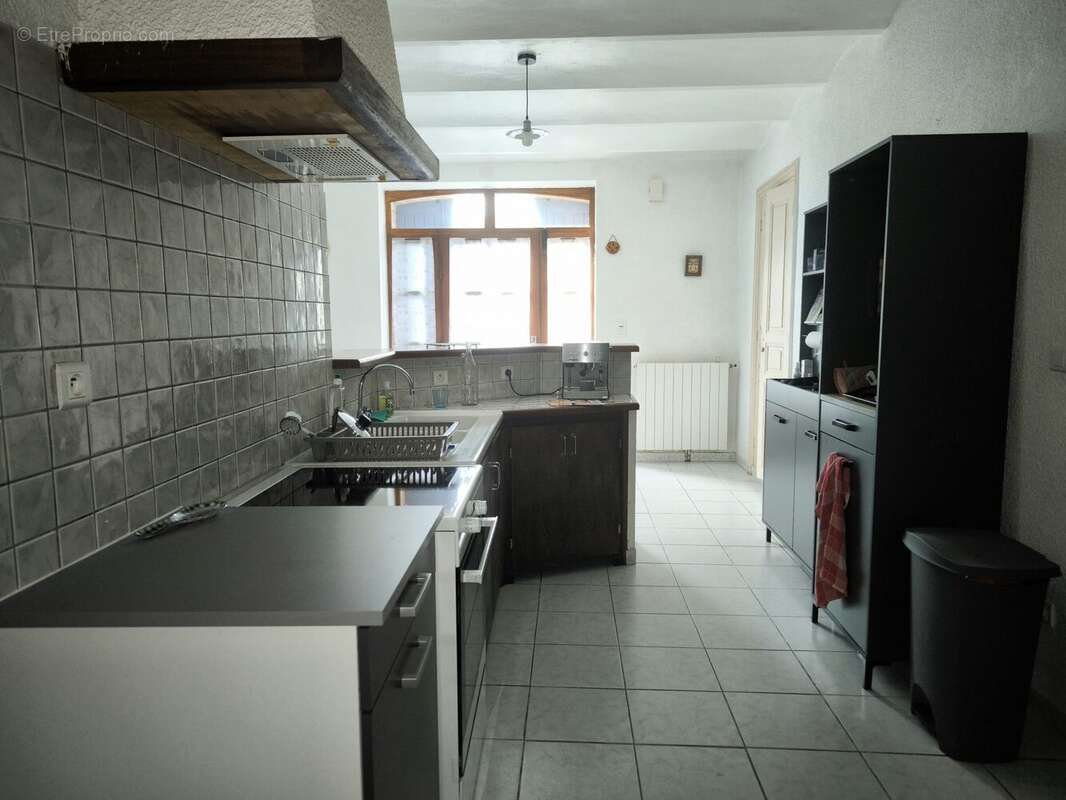 Cuisine maison principale - Maison à SAINT-JEAN-DE-SERRES