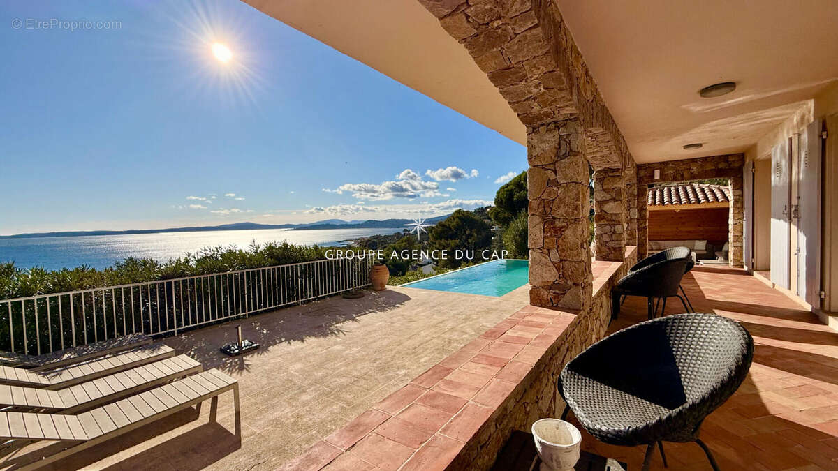 Villa provencale de charme en pierre avec piscine et garage de plus de 100 m² a pied des plages  et commerces, vue mer panoramiq - photo 12