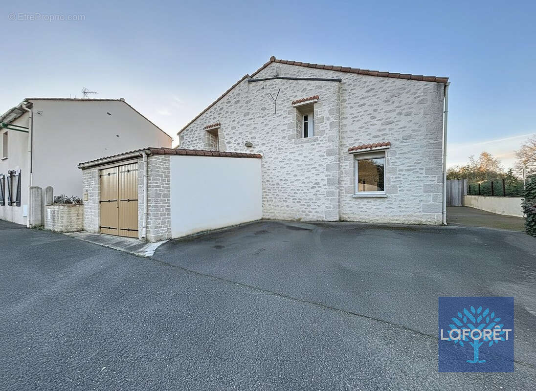 Maison à LA CHAIZE-LE-VICOMTE