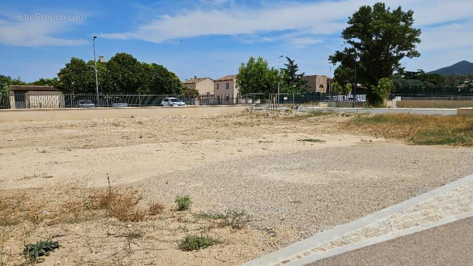 Terrain à PEYROLLES-EN-PROVENCE