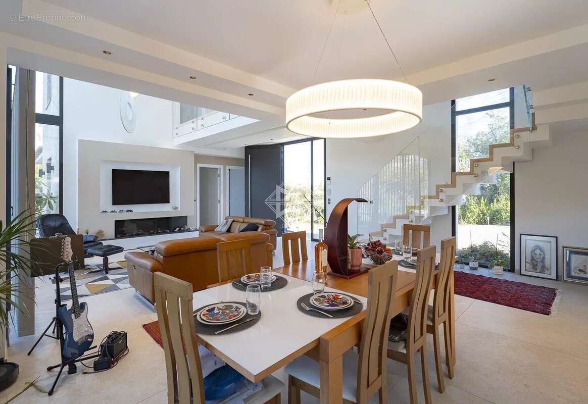 Maison à ROQUEFORT-LES-PINS