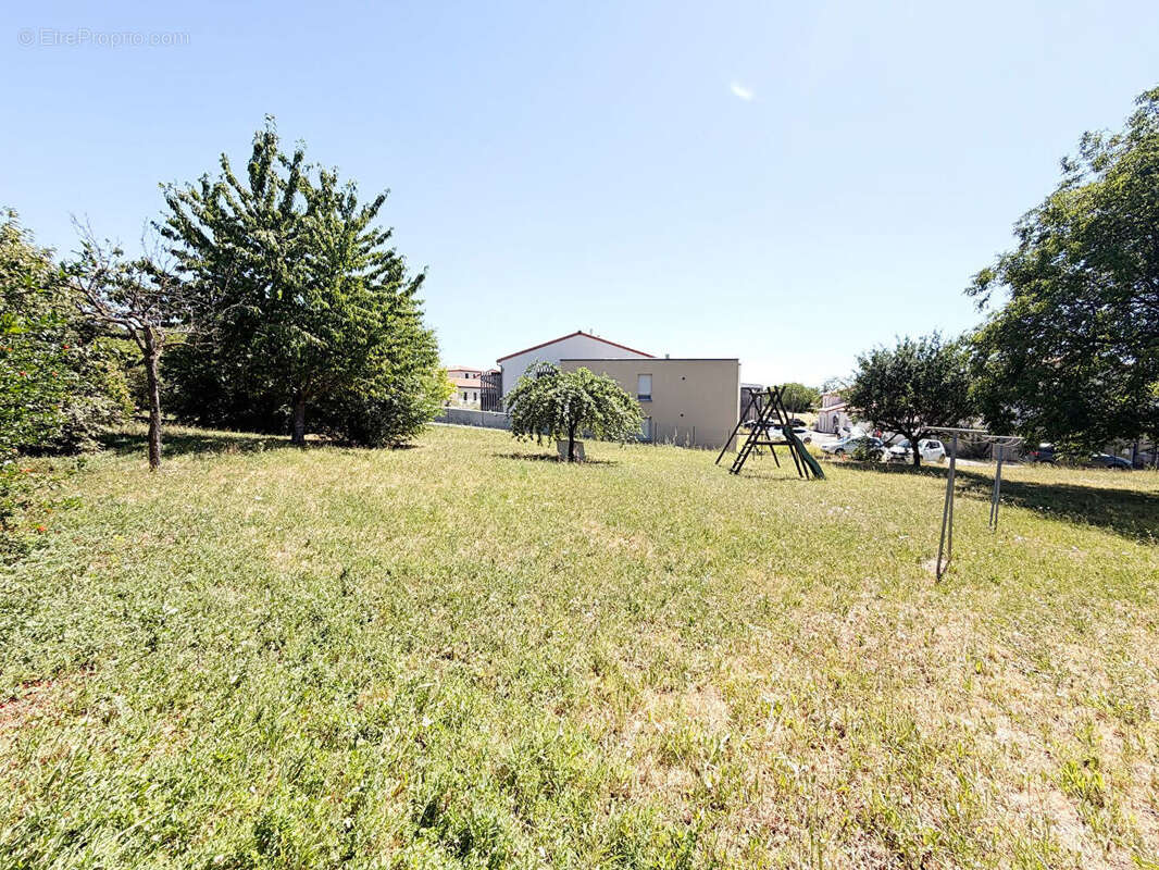 Terrain constructible de 791 m2 - photo 2