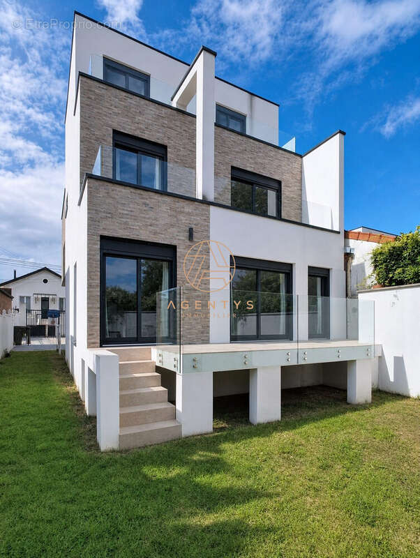 Maison 157 m² à Saint-Maur-Des-Fosses  - photo 2