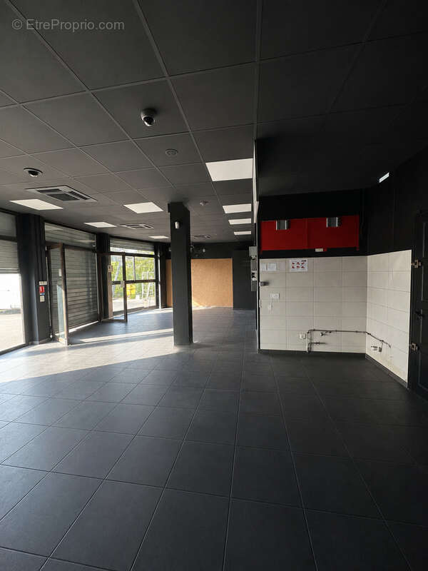 BRON – Local commercial de 70 m² avec cave - photo 3