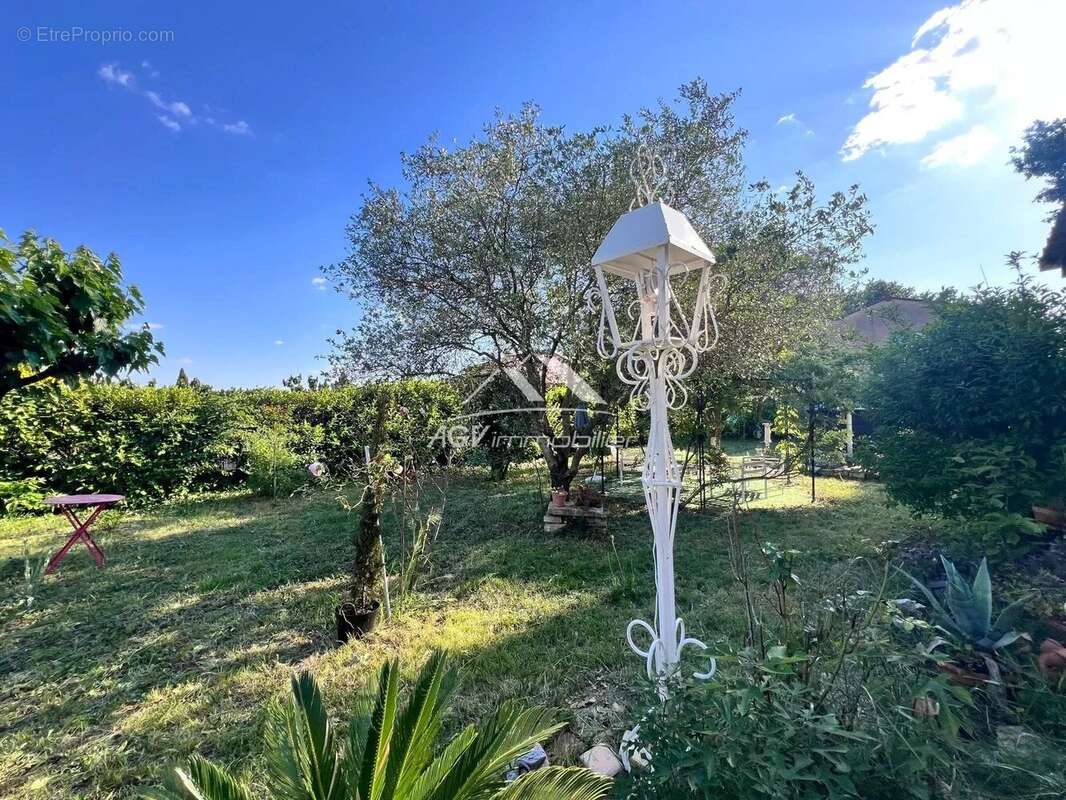 Maison à SAINT-JULIEN-LES-ROSIERS