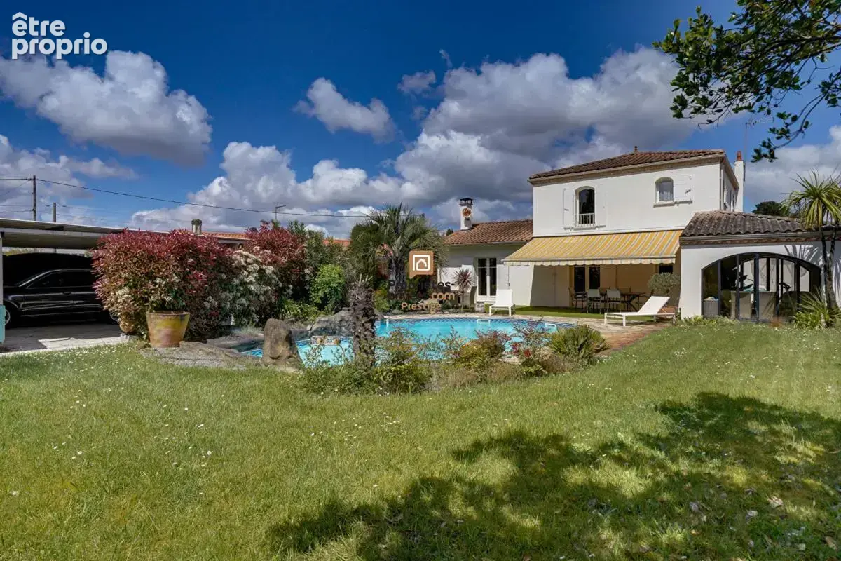 DEPT 33  Mérignac - Maison d'exception 8 pièce(s) 181 m2 avec jardin paysagé et piscine au sel chauffée - photo 9