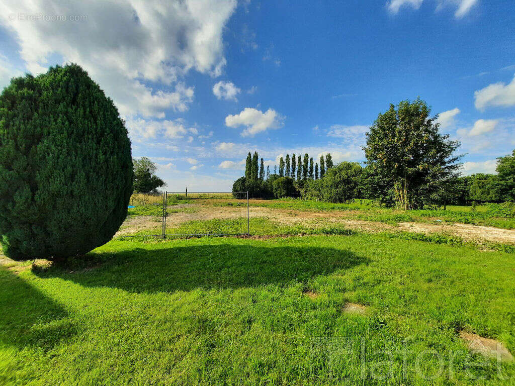 Terrain à LA FERE
