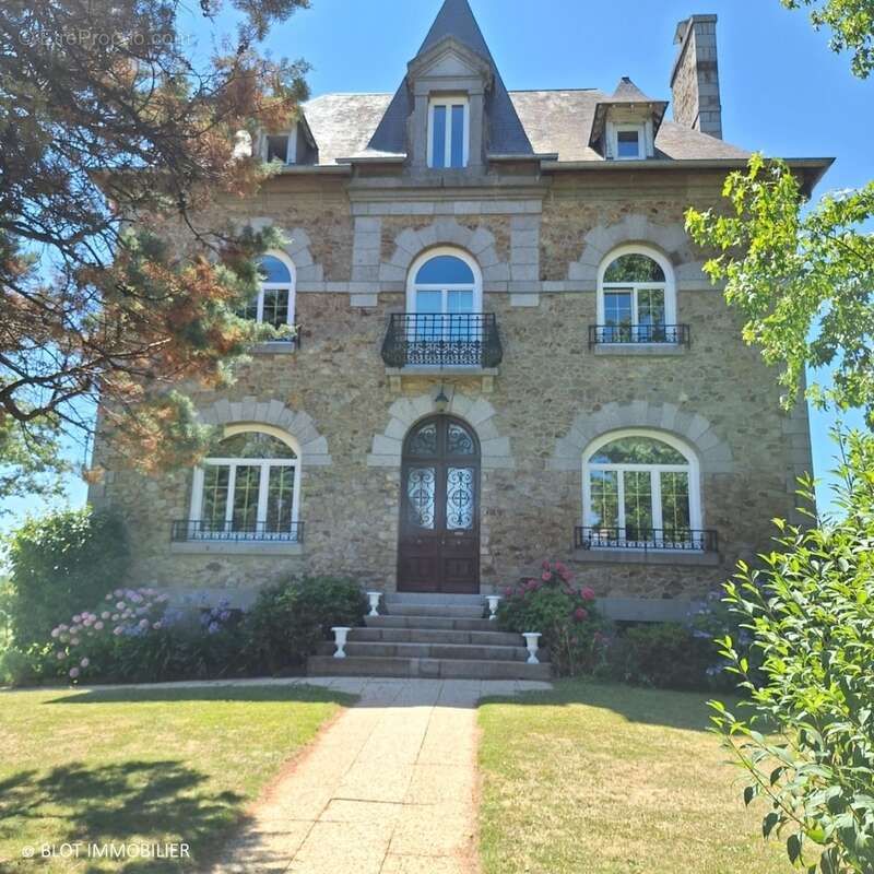 Maison à FOUGERES