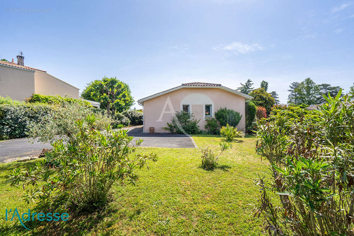 LEOGNAN BOURG - maison contemporaine de plain pied avec double garage - photo 14