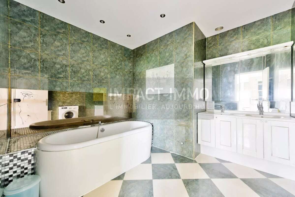 Appartement à COURBEVOIE