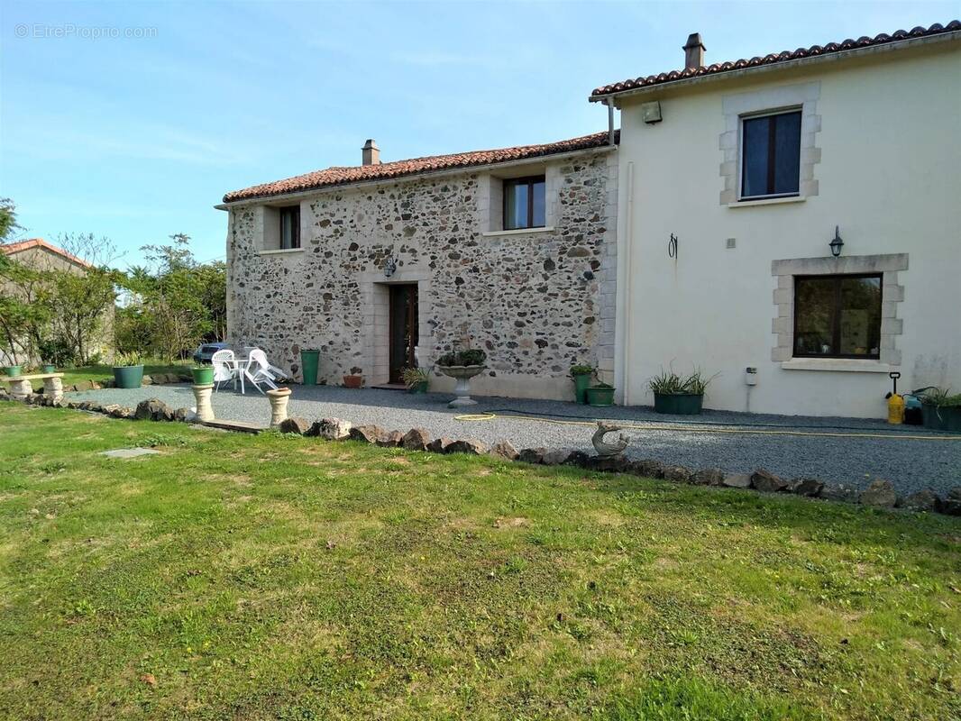 Maison à MONCOUTANT