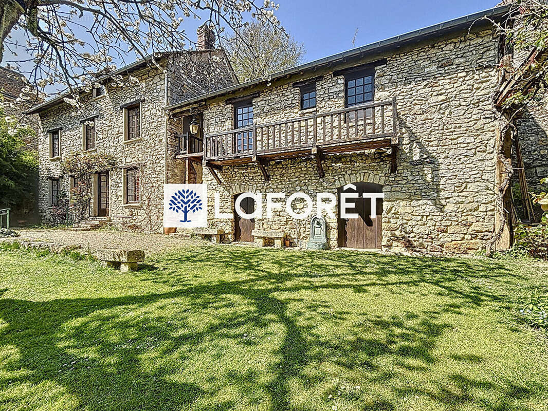 Bâtisse coeur de village avec maison annexe et grange en parfait état - photo 3