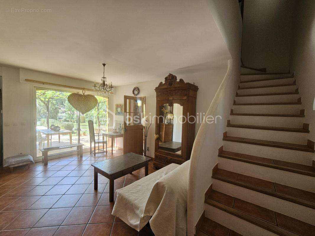 Côte d'Azur - Villa de standing 5 chambres dont suite de plain pied, piscine et beau terrain - photo 10