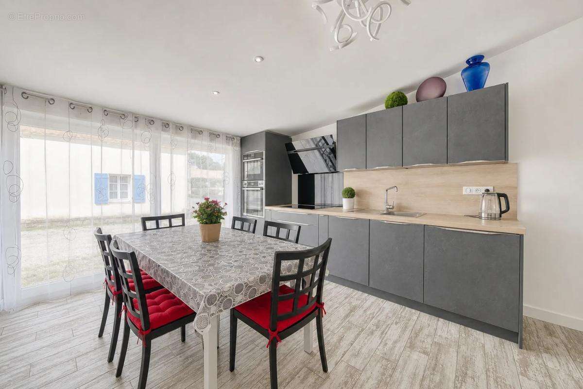 Maison rénovée 5 pièces à Saint-Laurent-de-la-Prée - photo 2