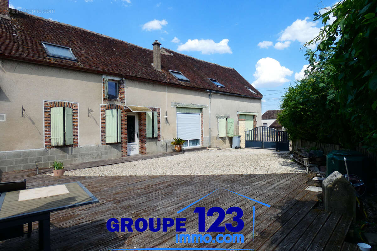 Immense maison en vente à La Celle-Saint-Cyr avec AUXERRE - photo 14