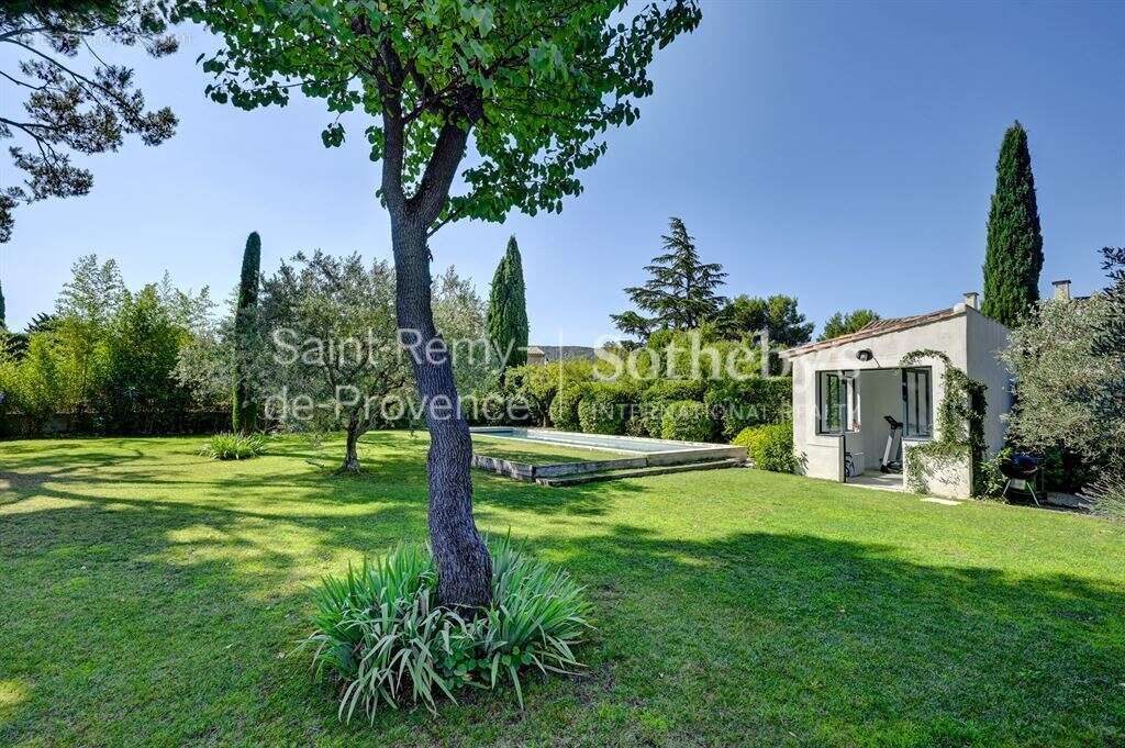 Exclusivité. Rare, Eygalières, belle maison rénovée en centre village avec jardin et piscine - photo 6