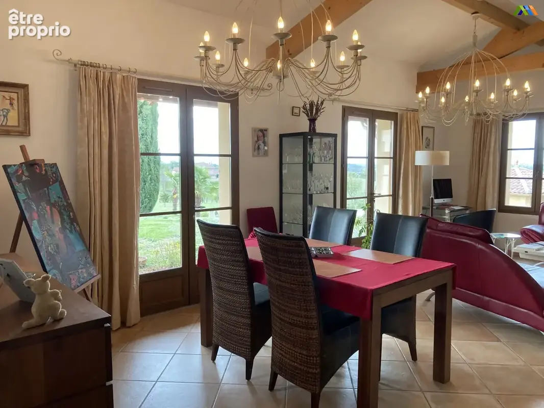 Salle à manger lumineuse avec accès terrasse piscine
