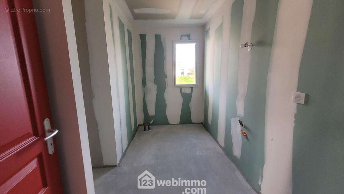Une salle de bain à aménager, emplacement baignoire - Maison à LONGEVILLE-SUR-MER