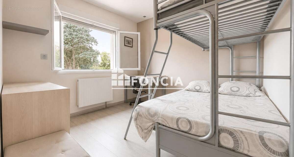 TOUSSIEUX (01600) – Maison familiale de 150 m² sur un terrain de plus de 1 800 m² avec piscine, jacuzzi et vue dégagée - photo 7