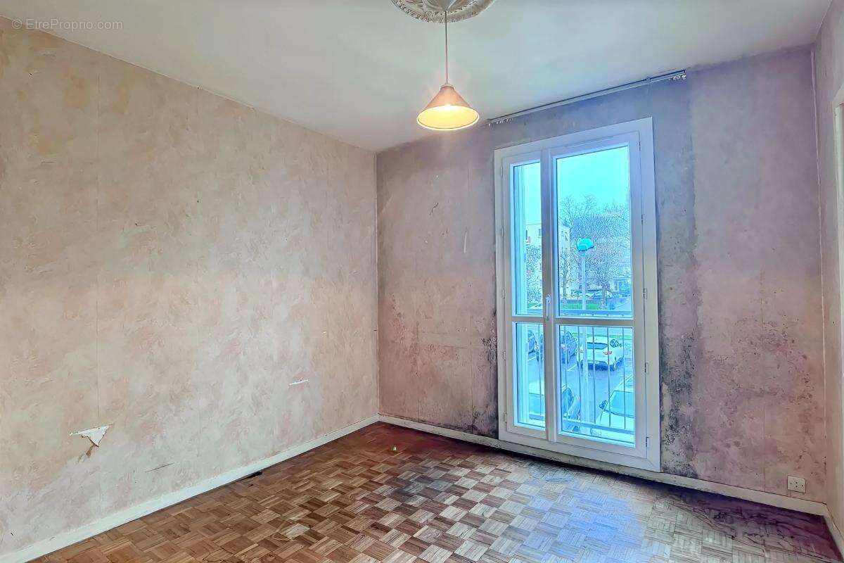 Appartement T3/T4 75 m2, DPE D, métro et marché Ste-Thérèse à 5 minutes - photo 5