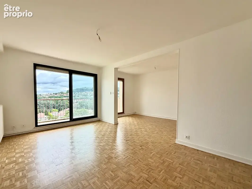 Dernier étage T3 lumineux avec grand balcon, garage et 2 parkings - photo 2
