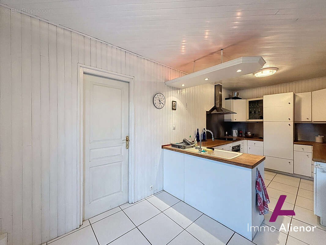 Maison 220 m² à Merignac  - photo 7