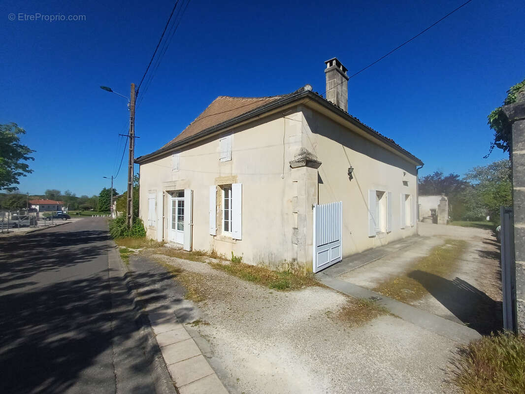 Maison à BAIGNES-SAINTE-RADEGONDE