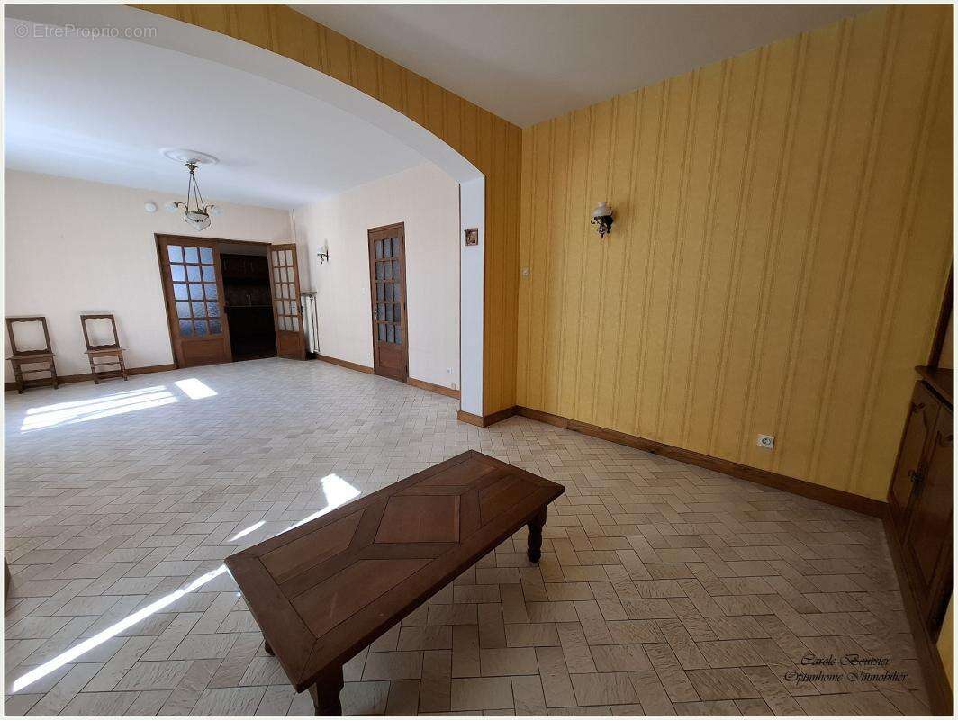 À VENDRE – Maison individuelle 6 pièces avec de beaux volumes et grenier aménageable à Châtenois (88) - photo 3