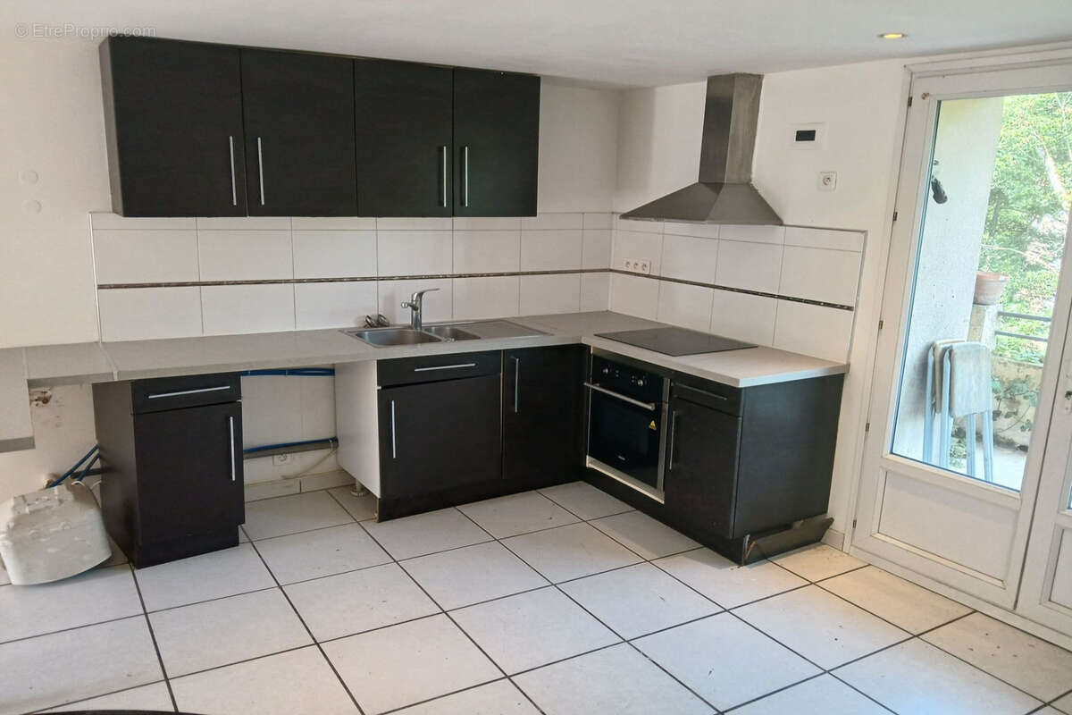 Appartement à REYNES