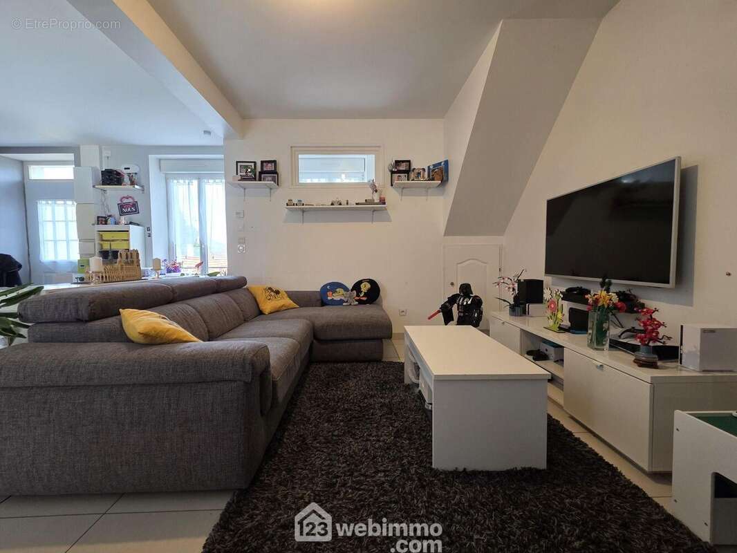 Un espace chaleureux avec de belles possibilités d?aménagement - Maison à REVILLON