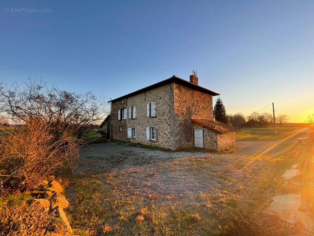 Maison à SAINT-LEONARD-DE-NOBLAT