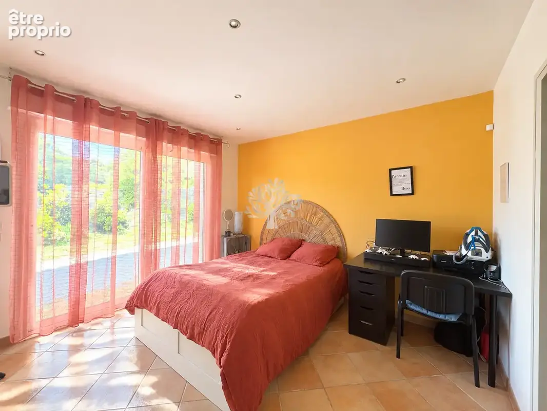 Maison de plain-pied 131 m2   Terrain de 2 000 m2 avec piscine et pool house - photo 13