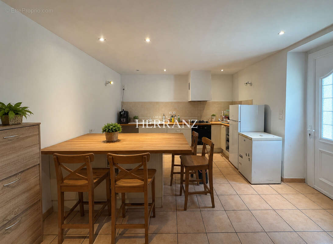 Maison en pierre avec cour   Idéal premier achat ou investissement - photo 2