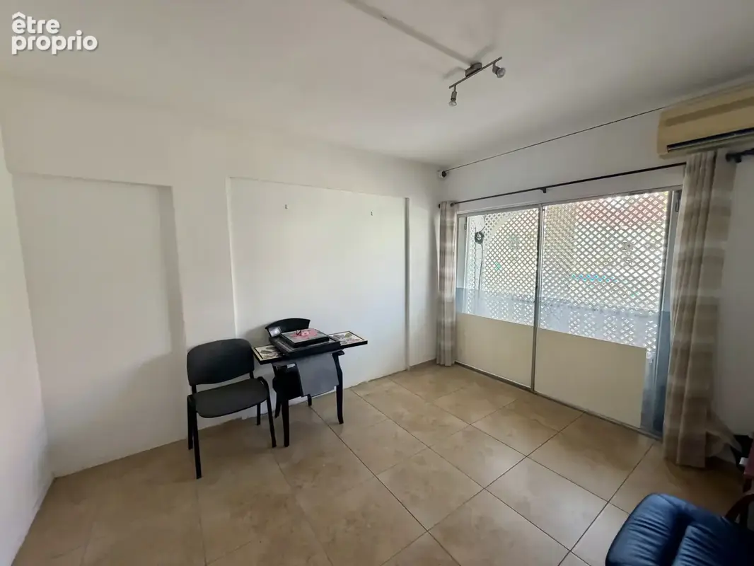 Murs commerciaux · marigot · 64 m2 · double vitrine - photo 3