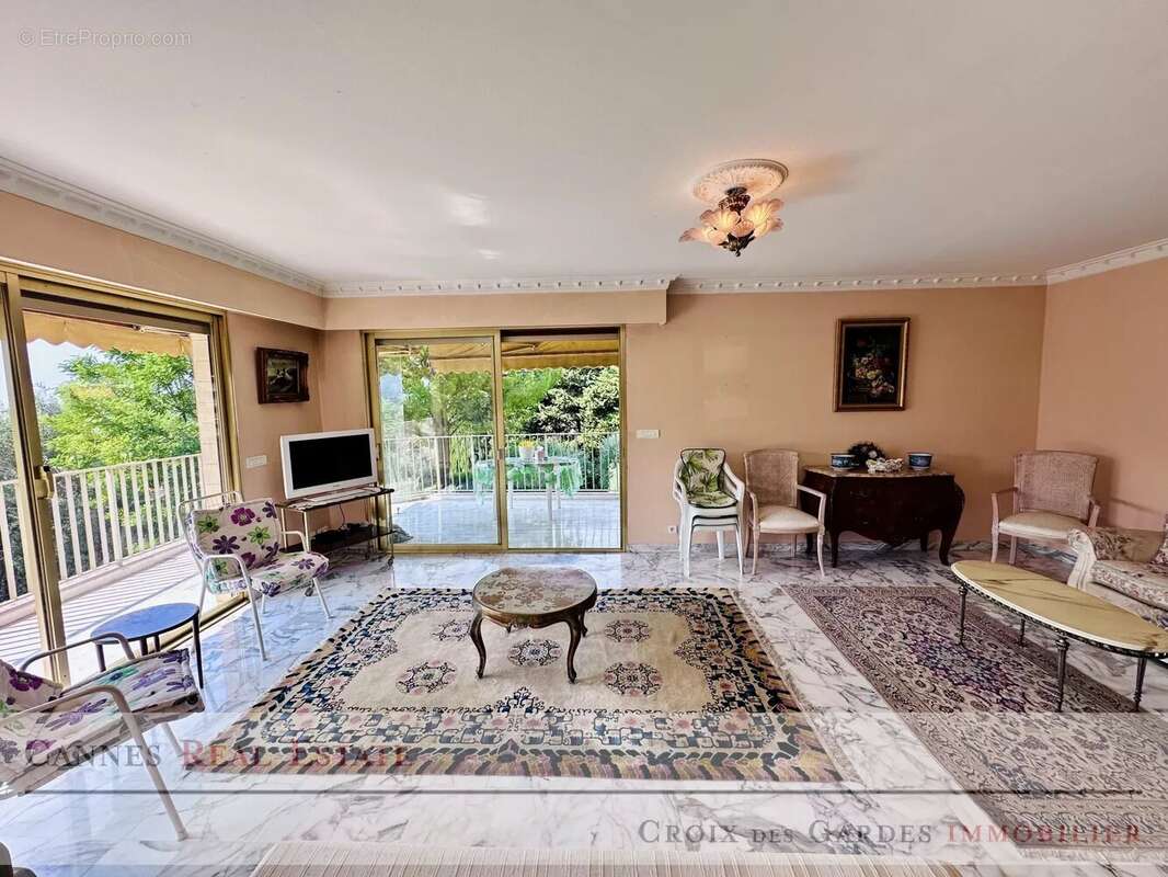 À vendre – Le Cannet, résidence de standing avec parc, piscine et tennis - photo 12
