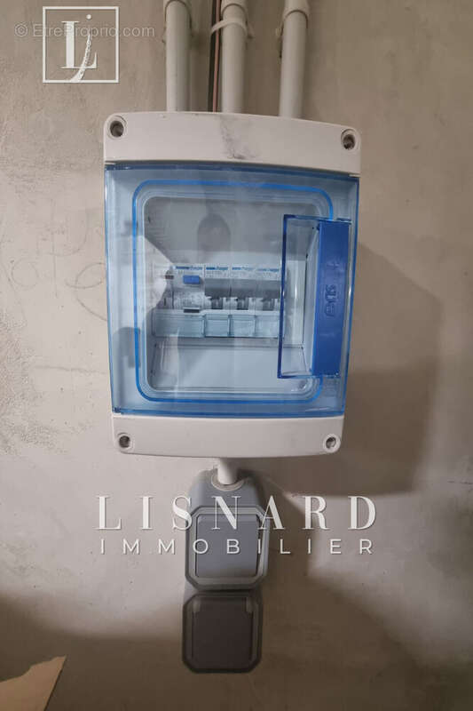 Parking à VALLAURIS