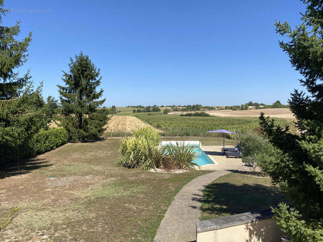 POOL & VIEW