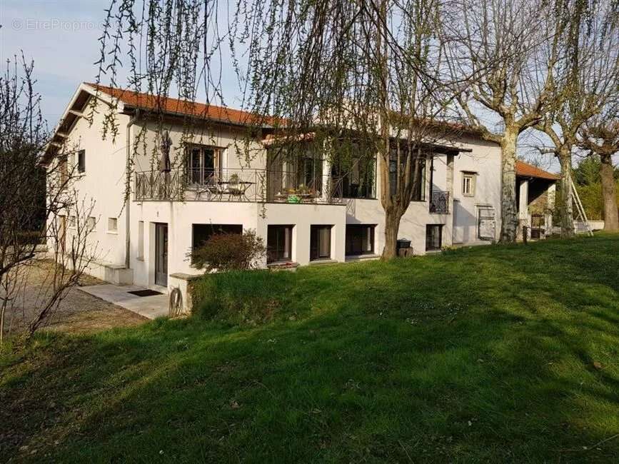 Maison à LA TOUR-DE-SALVAGNY