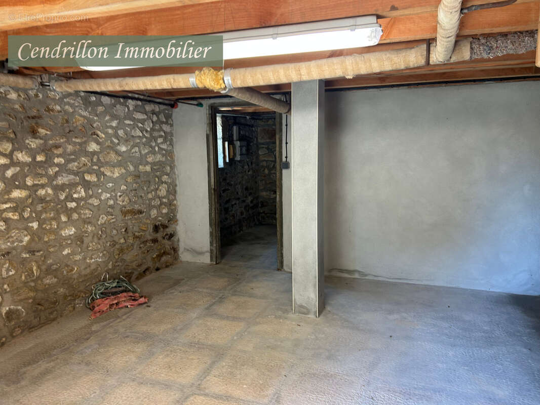 Maison de bourg à rafraîchir, mitoyenne d'un coté, 3 chambres, ~92m2 habitables, sur 438 m2 de jardin - photo 12