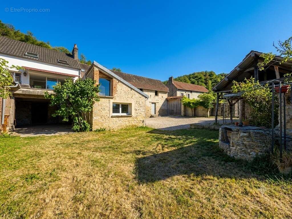 Corps de ferme 7 pièces 182 m² avec dépendances, grange et jardin 855 m² à Gommecourt - photo 3