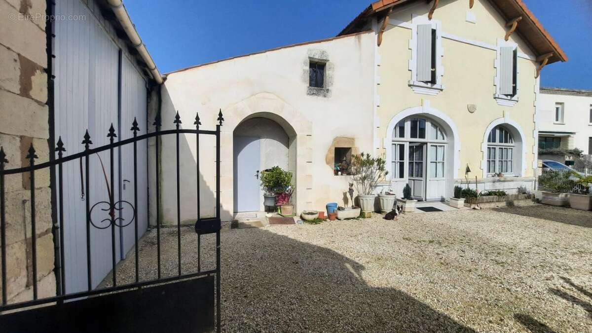 Ensemble immobilier - Lorignac 17240 - dépendances - garage camping car - photo 11