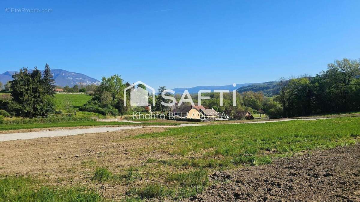 Terrain 395 m² à Cressin-Rochefort  - photo 2
