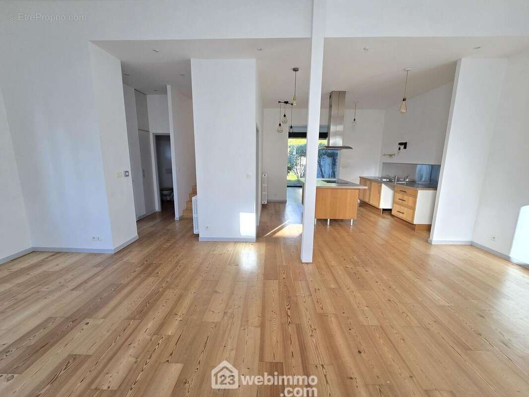 Nous entrons dans la spacieuse pièce de vie - Maison à BORDEAUX