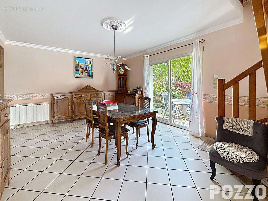 A Vendre - AVRANCHES - LE VAL SAINT PERE - Maison 6 pièce(s) 150 m² - Terrain - photo 6