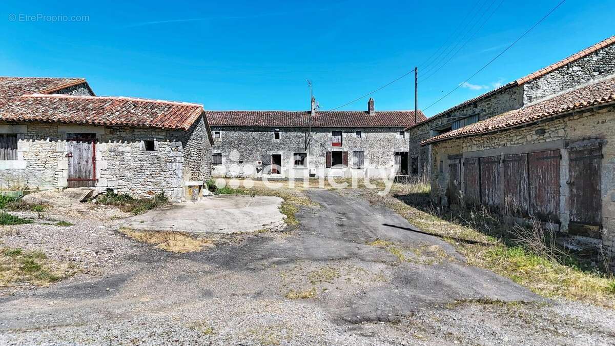 Maison 1700 m² à Usson-Du-Poitou  - photo 6