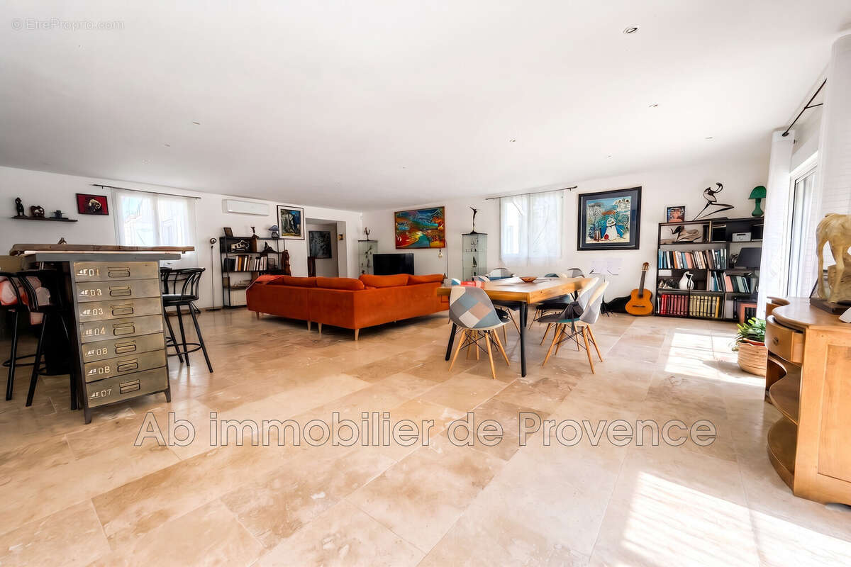 Maison 173 m² à Rognes  - photo 6