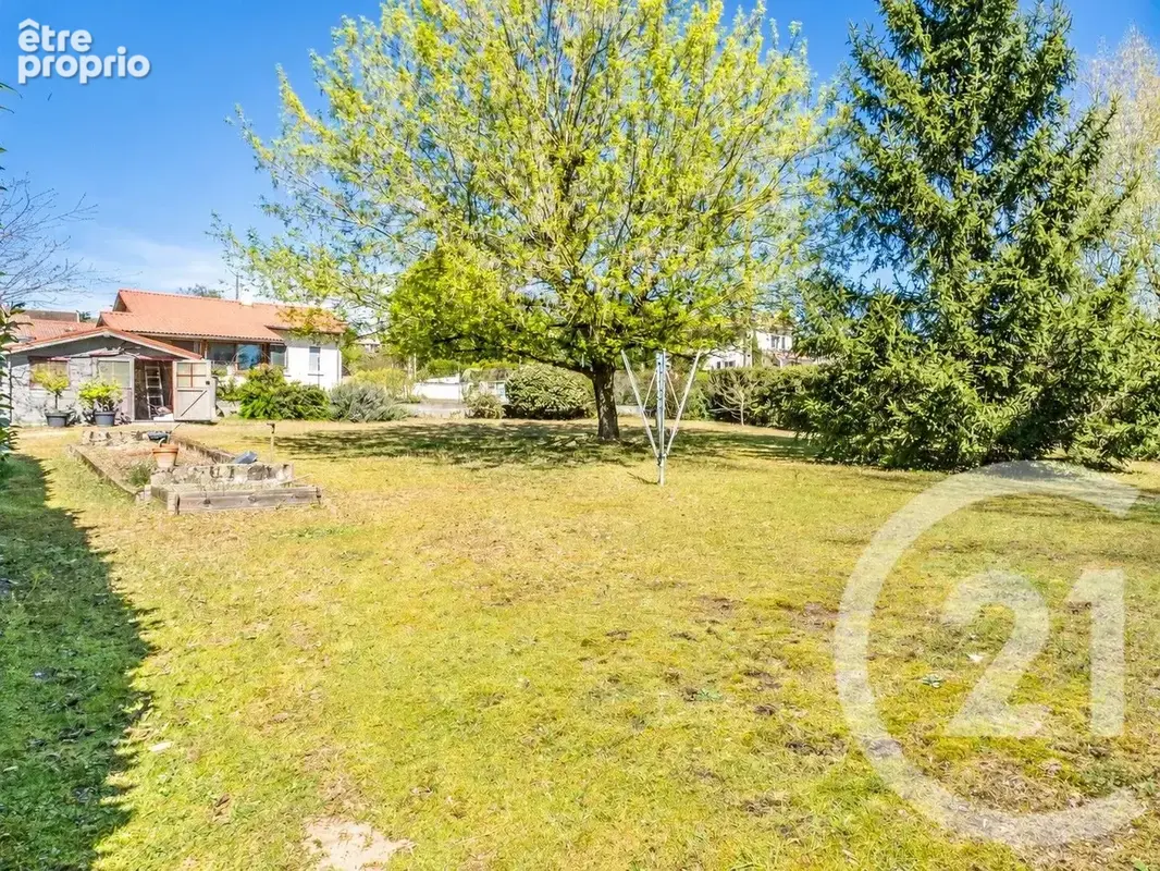 Photo Terrain à Montmerle-Sur-Saone au prix de 130 000€