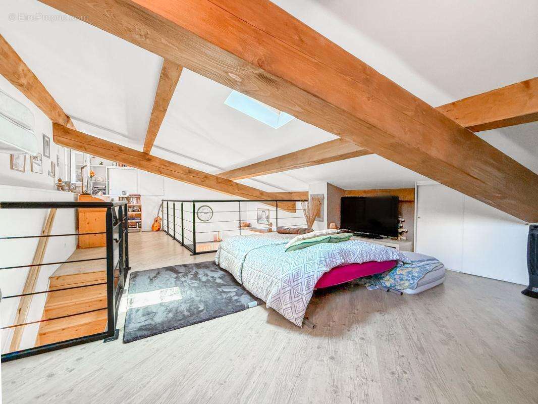 Bâtisse de 180,30 m², 3 appartements + Terrain 34 443 m² - photo 15